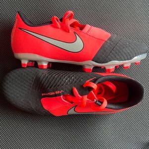 Nike Phantom soccer cleats youth 2.5